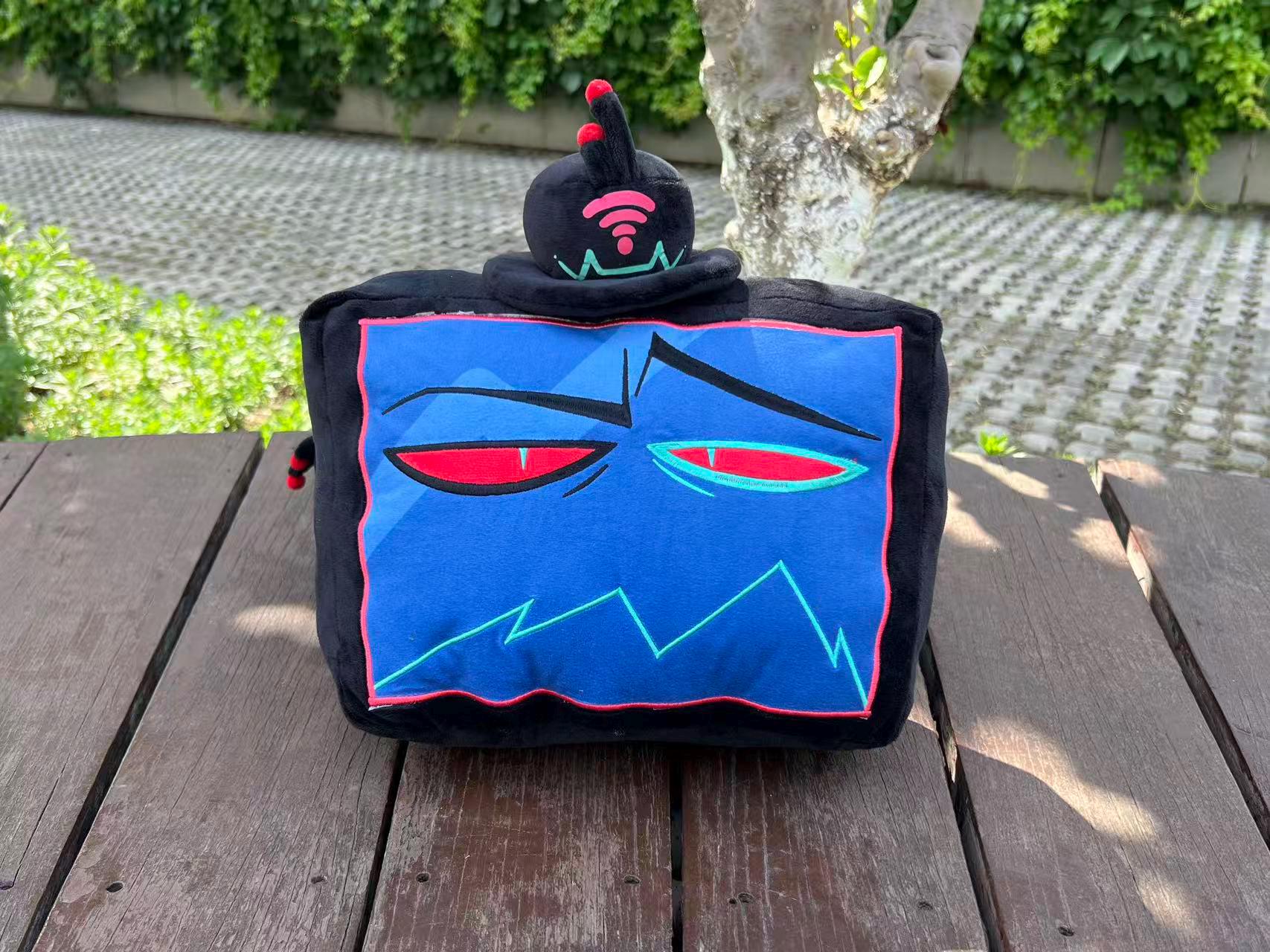 ハズビン・ホテル ヴォックス ぬいぐるみ枕 – 両面刺繍クッション 
