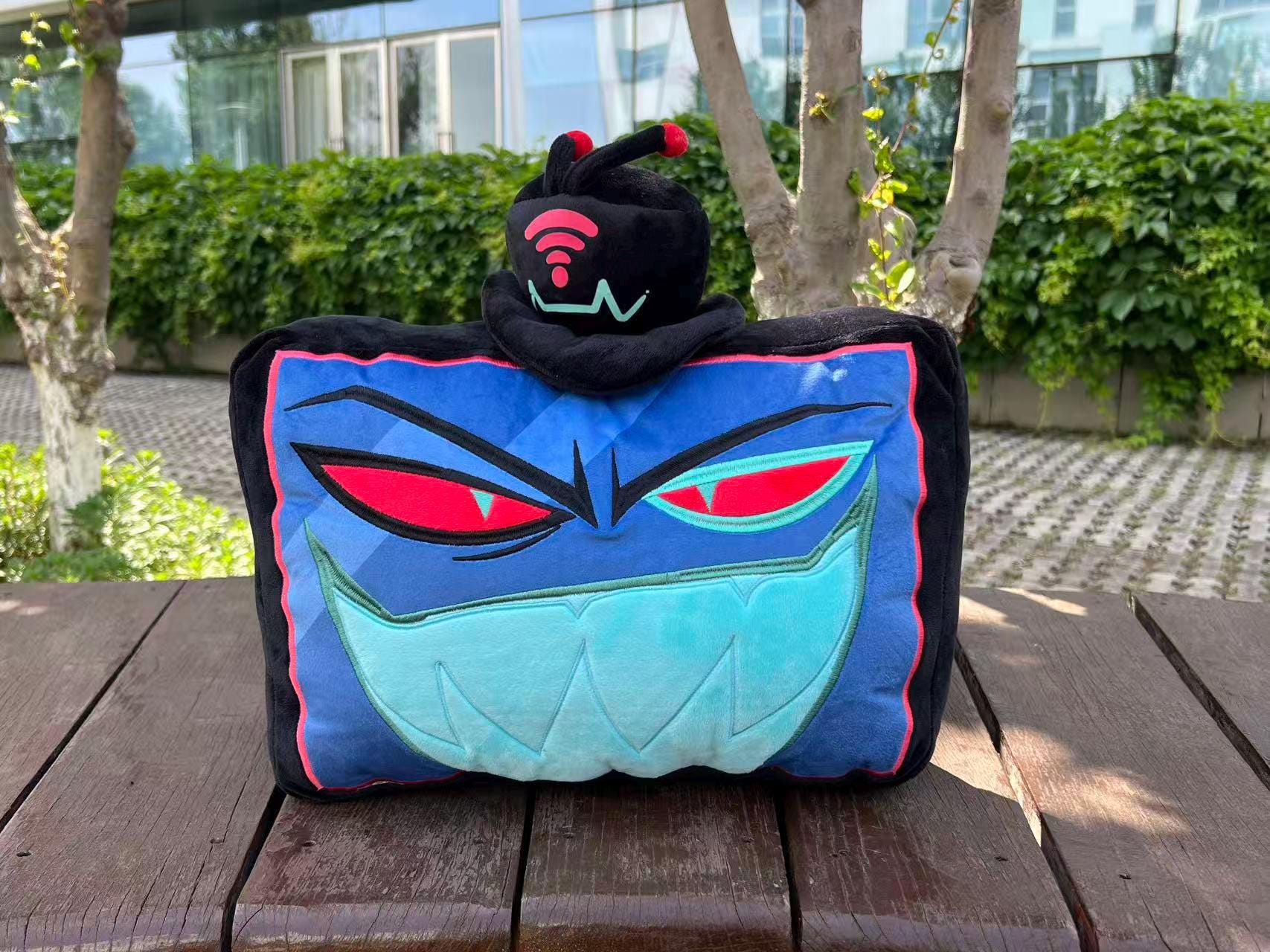 ハズビン・ホテル ヴォックス ぬいぐるみ枕 – 両面刺繍クッション 