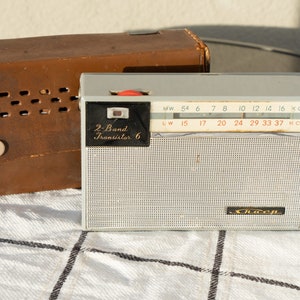Radio vintage Transistor Six TR-237 Sharp 2Band Transistor 6. Vecchia radio giapponese con custodia in pelle. Esposizione o decorazione. Giappone anni '50.
