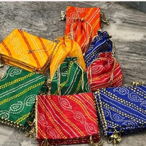 Traditionella Bandhej Potli-väskor för bröllopspresenter – Haldi, Mehendi och festliga tjänster