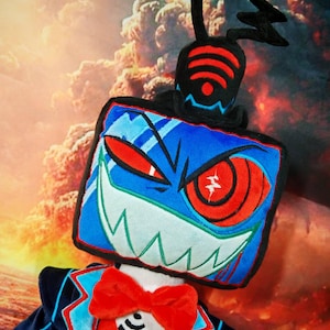Peut inclure: Une peluche en forme de téléviseur rétro avec un visage menaçant. L'écran bleu a des yeux rouges et un sourire blanc en zigzag. Il porte un nœud papillon rouge et un costume bleu avec des bordures rouges. L'antenne a des accents rouges.