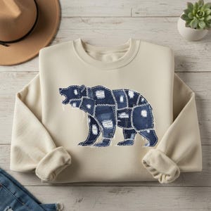 Peut inclure: Ensemble de trois mugs en céramique avec une finition mate et mouchetée. Les mugs sont de couleur crème, gris clair et gris foncé. Chaque mug a un design simple et minimaliste.