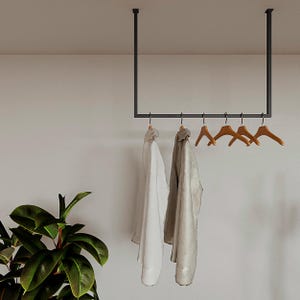 Plafondgemonteerde kledingstang | Minimalistische kledingkastopberger en organizer | Op maat gemaakt | 9 kleuren | Handgemaakt in de EU