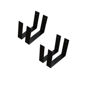 Puede incluir: Un conjunto de cuatro soportes de metal negro mate en forma de U, cada uno con una base plana y dos brazos verticales con orificios circulares preperforados para el montaje. Estos componentes de hardware están dispuestos en dos pares con un acabado uniforme.