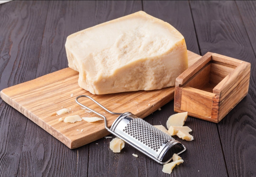 Râpe à fromage Râpe à fromage fine à main Noix de muscade Parmesan Zesteur  d'agrumes (rouge) 
