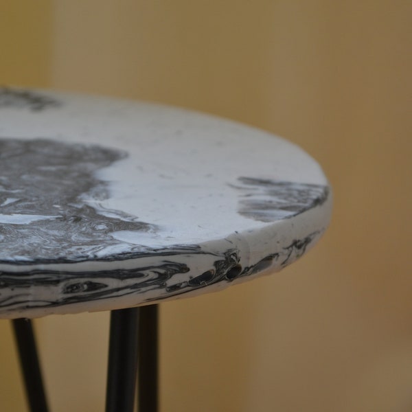 Hocker Tisch aus 100% recyceltem Kunststoff Recycling Möbelstück multifunktionales Einzelstück