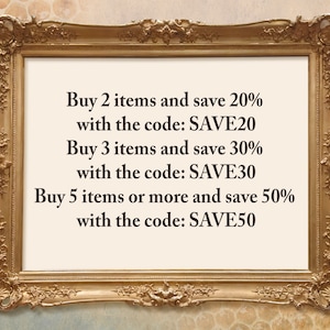 Peut inclure: Une affiche encadr&eacute;e en or avec un fond blanc et du texte noir. L'affiche liste des r&eacute;ductions pour l'achat de plusieurs articles. Achetez 2 articles et &eacute;conomisez 20% avec le code SAVE20. Achetez 3 articles et &eacute;conomisez 30% avec le code SAVE30. Achetez 5 articles ou plus et &eacute;conomisez 50% avec le code SAVE50.
