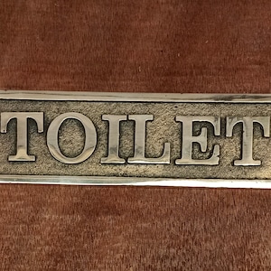 Letreros y placas de puerta de latón personalizados - Placas con idioma personalizado - Placas de tamaño personalizado - Letreros con nombre personalizados - Letrero de baño con acabado dorado de latón