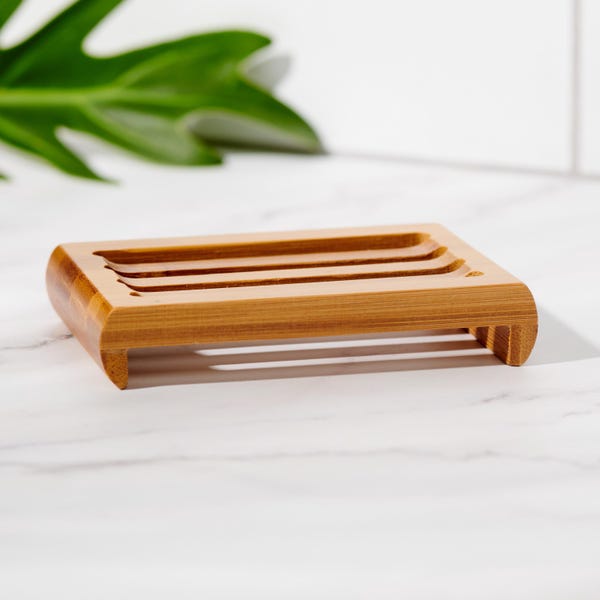 Jabonera de bambú con plataforma elevada, accesorio natural para baño y cocina.