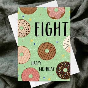 Oito cartão de felicitações de feliz aniversário - cartão de felicitações texturizado feito à mão - aquarela peculiar - infantil infantil 8º 8 - donuts donuts