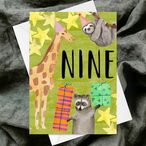 Negen Happy Birthday wenskaart - handgemaakte getextureerde wenskaart - eigenzinnige aquarel - kinderkind Kids 9e 9 - feestbeesten