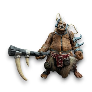 Peut inclure: Figurine d'action marron représentant une créature avec une grande hache. La figurine présente un design détaillé avec une tenue marron semblable à du cuir, des accents bleus et une ceinture rouge. La hache a un manche noir et deux grandes lames incurvées couleur ivoire.