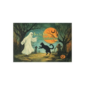 Cartolina di Halloween in stile vintage con un fantasma che spaventa un gatto nero in un cimitero