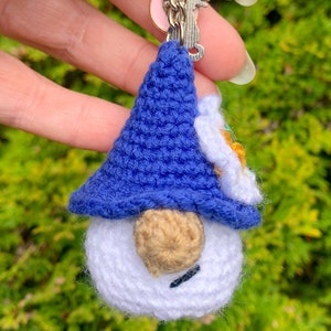 Llavero de gnomo tejido a mano