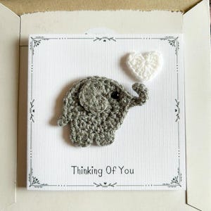 Carte « Je pense à vous » avec un éléphant crocheté à la main *** PERSONNALISABLE ***