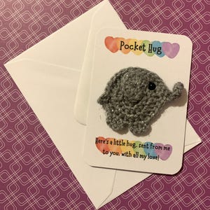 Abbraccio tascabile a forma di elefante fatto a mano all'uncinetto ***PERSONALIZZABILE***
