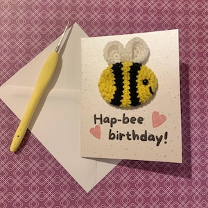Carte d'anniversaire abeille crochetée à la main *** PERSONNALISABLE ***