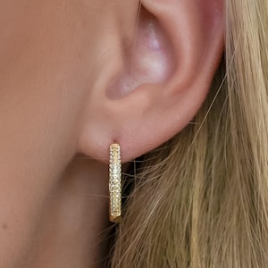 Gold Diamant Pave Huggie Hoop Ohrringe, Minimalistischer Schmuck für Frauen, Elegante Alltags Creolen, Zeitloses Geschenk für Sie, E046