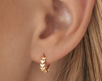 Zierliche Gold Hoop Blätter Ohrringe, kleine Huggie Hoops in Gold, Sterling Silber, Rose Gold, Minimalistischer Schmuck für Frauen, Geschenk für sie, E058