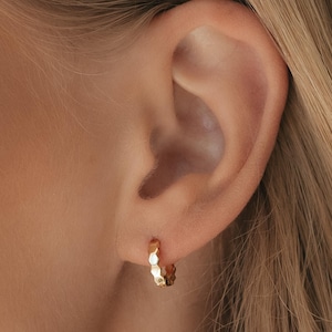 Gold gewellte Hoop Ohrringe, Einzigartige Strukturierte Huggie Creolen, Minimalistischer Alltags Schmuck für Frauen, Elegantes Geschenk für Sie, E064