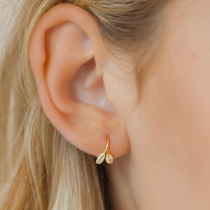 Dainty Leave Earrings, Open Huggie Hoop Earrings in Gold, Spiral Earrings, Minimalist Jewelry, Perfect Birthday Present, E81