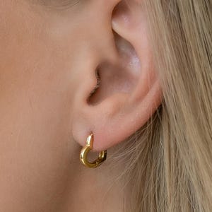 Gold Heart Huggie Hoop Earrings, Dainty Chunky Hoops, Minimalist Everyday Jewelry for Women, Elegant Gift for Her, E050