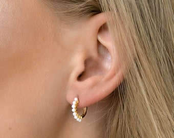 Pearl Huggie Hoops | Beaded Earrings for Everyday Jewelry in Gold Silver | Minimalist Jewelry | Perfect Gift for Her | E40