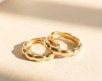 Dainty Gold Hoop Flower Earrings, Tiny Wavy Petal Huggie Hoops in Gold, Minimalist Jewelry for Women, Gift for Her, E179