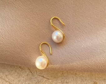 Natural Freshwater Pearl Hoop Earrings Minimalist Earrings In Gold Huggie Earrings Bridesmaid Gift Mothersday Gifts for Her | E27