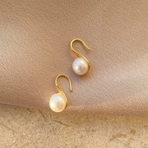 Boucles d'oreilles créoles en perles d'eau douce naturelles Boucles d'oreilles minimalistes en or Boucles d'oreilles Huggie Cadeau de demoiselle d'honneur Cadeaux de Noël pour elle E27