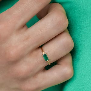 Adjustable Emerald Green Baguette Ring, Dainty Gold Stacking Ring for Women, Minimalist Jewelry, Elegant Gift for Her, R01