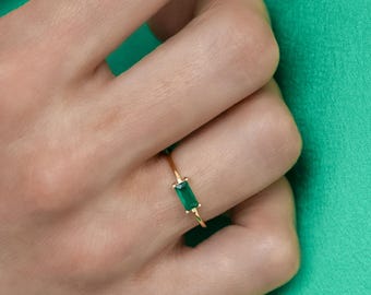 Adjustable Emerald Green Baguette Ring, Dainty Gold Stacking Ring for Women, Minimalist Jewelry, Elegant Gift for Her, R01