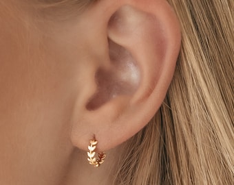 Gouden hoepel bladeren oorbellen, kleine hoepels Huggies in goud, sterling zilver, rosé goud, minimalistische oorbellen voor vrouwen, perfect cadeau voor haar | E58