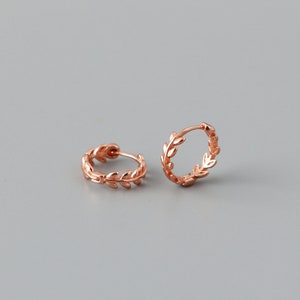 Pendientes de hojas de aro de oro, Huggies de aros diminutos en oro, plata de ley, oro rosa, pendientes minimalistas para mujer, regalo perfecto para ella / E58 ROSE GOLD