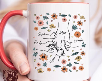 Mug floral maman personnalisé avec noms d'enfants, Mug maman tenant les mains des enfants, cadeau grand-mère, maman fleurs sauvages, cadeau fête des mères, tasse familiale personnalisée