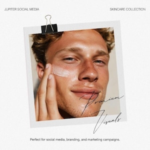 Puede incluir: Primer plano de una persona aplicando un producto para el cuidado de la piel en su rostro. La imagen es de estilo polaroid, sujeta por un clip negro. El texto "Premium Visuals" está escrito en cursiva. Las palabras "JUPITER SOCIAL MEDIA" y "SKINCARE COLLECTION" están en la parte superior.