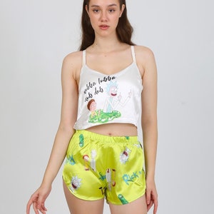 Pigiama a canotta in raso Rick and Morty - Canotta con scollo a V - Pantaloncini gialli - Pigiama da donna con stampa cartoon - Abbigliamento da casa divertente e comodo