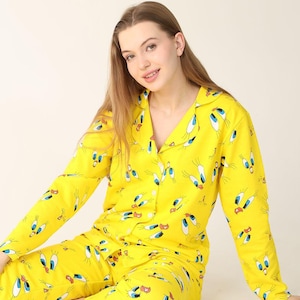 Conjunto de pijama amarillo de Tweety Bird: pijama con botones y estampado de dibujos animados para mujer: ropa de descanso divertida y cómoda para noches relajantes