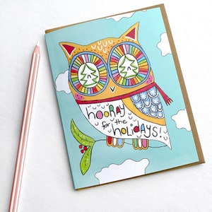Tarjeta de felicitación navideña con búho arcoíris, tarjeta navideña con búho, tarjeta con ilustración de búho caprichosa, linda tarjeta navideña con pájaro, coloridas y felices fiestas