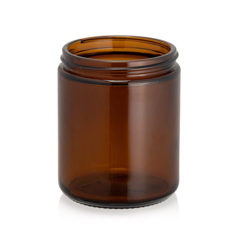 Op de afbeelding: Een glazen pot met een bruine tint. De pot heeft een brede opening en een gladde, ronde bodem. Hij is leeg en klaar om gevuld te worden.