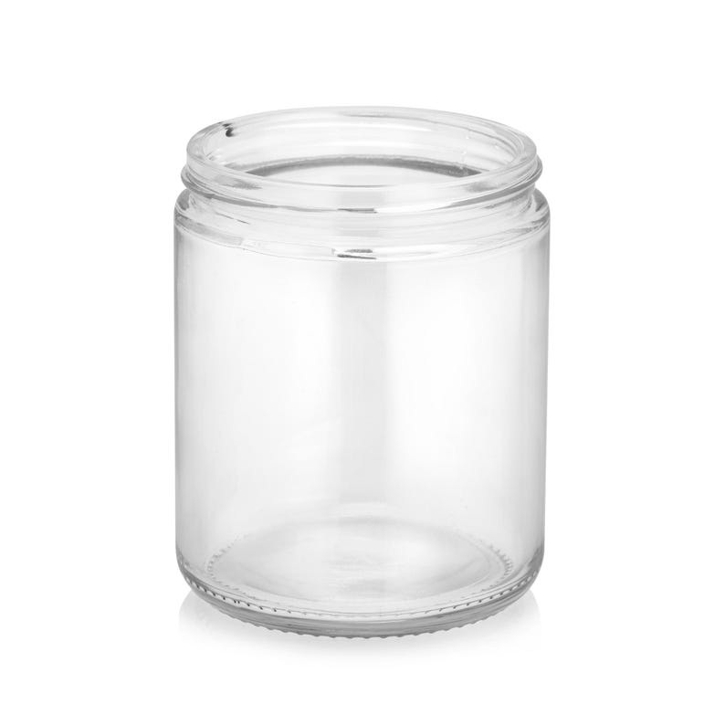 Op de afbeelding: Een glazen pot met een brede opening. De pot is leeg en heeft een gladde, ronde bodem.