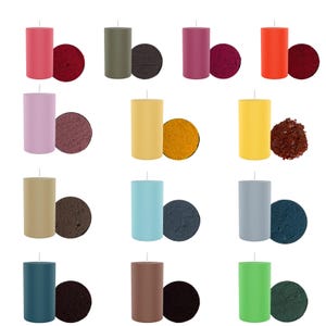 Op de afbeelding: Twaalf pilaarvormige kaarsen in verschillende kleuren, waaronder roze, groen, blauw, geel, oranje, bruin, grijs en teal. Elke kaars wordt geleverd met een kleine ronde schijf van was in een bijpassende kleur.