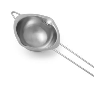 Può includere: Un bagnomaria in metallo argentato con un manico. La ciotola è rotonda e profonda, e il manico è lungo e sottile.