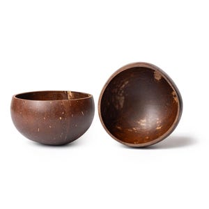 Recipiente para velas de cáscara de coco pulida de aspecto natural, de 9 a 11 cm de diámetro y con capacidad para 200-300 ml.