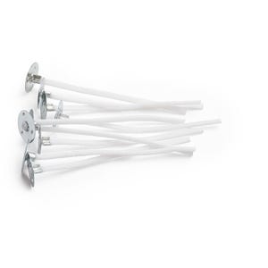 Könnte beinhalten: Eine Ansammlung weißer Kerzendochte mit Metallbasen, vor weißem Hintergrund angeordnet. Die Dochte sind lang und schlank, mit einer kreisförmigen Metallbasis. Für die Kerzenherstellung.