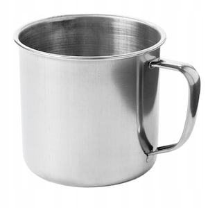 Könnte beinhalten: Eine silberne Tasse aus Edelstahl mit Henkel. Die Tasse ist leer und hat eine glänzende Oberfläche.