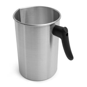 Könnte beinhalten: Eine Kanne aus Edelstahl mit einem schwarzen Griff. Die Kanne hat eine gebürstete Oberfläche und einen Ausguss an der Seite.