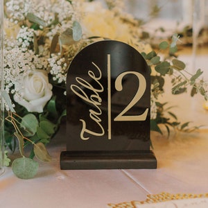 Schwarz-Gold-Hochzeits-Tischnummern, Acryl-Tischnummern mit Holzständer, moderne Tischnummern, Event-Tischschild