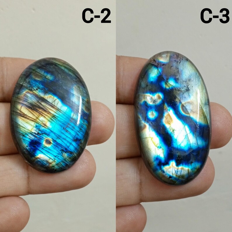 Peut inclure: Deux pierres pr&eacute;cieuses ovales en labradorite. Les pierres pr&eacute;sentent des reflets iris&eacute;s bleus, turquoise et dor&eacute;s. Les pierres sont &eacute;tiquet&eacute;es "C-2" et "C-3".
