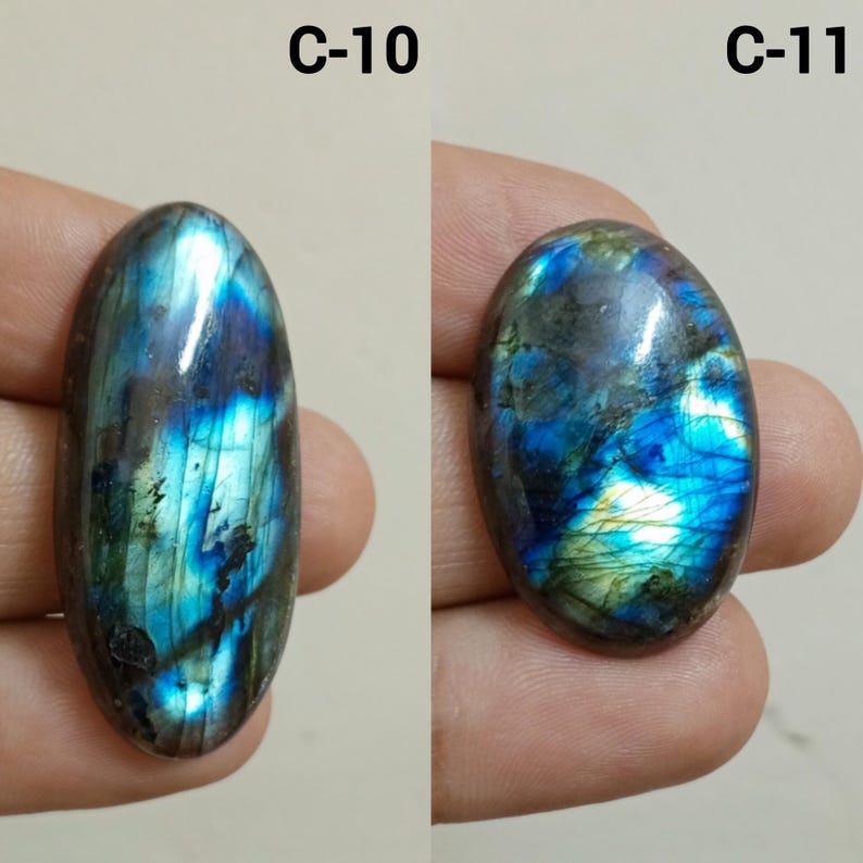 Peut inclure: Deux pierres pr&eacute;cieuses de labradorite ovales. Les pierres pr&eacute;sentent des reflets iris&eacute;s bleus, verts et dor&eacute;s. La pierre de gauche est &eacute;tiquet&eacute;e "C-10" et celle de droite "C-11".